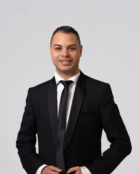 Gustavo Ferreyra, contador, con traje negro y corbata